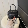Mini borsa trapuntata nera con fiore di camelia argentata e tracolla a catena - Piccolo / Nero