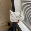 Elegante bolso hobo blanco con dijes de mariposa plateados y cadenas metálicas - Blanco