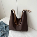 Borsa tote in tela marrone scuro con tracolla regolabile e design hobo moderno - Marrone
