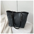 Dettaglio borsa tote blu con stampa geometrica, cinturini in pelle e rivetti dorati - Nero