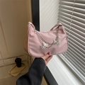 Bolso hobo de nailon rosa con colgantes de mariposa plateados y doble cadena de metal - Rosa