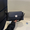 Modische schwarze geflochtene Schultertasche mit Silberschnalle und Knotendetail am Gurt - Schwarz
