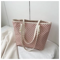 Dettaglio della borsa tote rosa con motivi geometrici marroni e manici crema rinforzati - Rosa