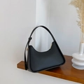 Bolso de hombro minimalista negro en forma de media luna con cremallera dorada y correa - Negro