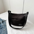 Borsa a tracolla versatile in nylon nero con tracolla regolabile ed etichetta del marchio - Nero