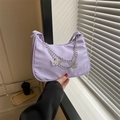 Bolso de hombro de nailon lila minimalista con cadena plateada y mariposa - Morado