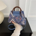Ethno-Stricktasche in Dunkelblau mit bunten geometrischen Mustern und praktischem Schultergurt - Blau