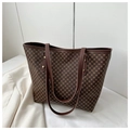 Dettaglio del motivo geometrico vintage e rivetti dorati sulla borsa tote in pelle - Marrone Scuro