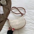 Borsa a spalla a mezzaluna in tessuto beige con finiture in pelle marrone a contrasto - Bianco