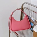 Bolso hobo rosa de piel sintética con correa ajustable y detalles de metal dorado - Rosa