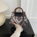 Ethno-Webtasche mit bunten Mustern und braunem Griff, handgehaltenes Modell - Schwarz