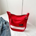 Borsa a tracolla in nylon rosso con tracolla regolabile ed etichetta su tessuto - Rosso