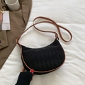 Borsa a mezzaluna in nylon trapuntato nero con finiture in pelle marrone e fibbia in metallo - Nero