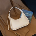 Bolso de hombro media luna blanco crema minimalista con herrajes dorados en cuero PU - Beige