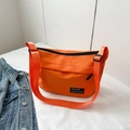 Borsa a tracolla in nylon arancione con zip nera e ampia tracolla in tessuto su bianco - Arancione
