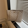Borsa a tracolla trapuntata beige con catena dorata in stile shopper capiente - Cachi