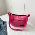 Borsa a tracolla a mezzaluna in nylon rosa acceso con tracolla regolabile e logo - rosa acceso