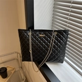 Grande borsa a secchiello trapuntata nera con catena dorata e motivo a rombi elegante - Nero
