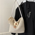 Borsa tote in paglia intrecciata beige con fiori gialli e dettaglio nastro in pizzo - Bianco con Fiore