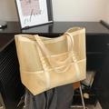 Grand sac cabas en maille beige avec larges anses et poches extérieures pour plage ou ville - Kaki