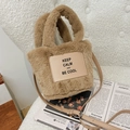 Braune flauschige Eimertasche aus Kunstpelz mit Slogan-Patch und Ledergurt - Khaki
