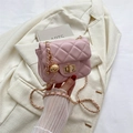 Borsa a tracolla trapuntata rosa chiaro con catena a sfera dorata e chiusura in metallo - Rosa