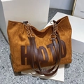 Tragetasche aus Wildleder in Caramel mit Lederpatch und goldener Kette für den Alltag - Braun