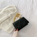 Klassische schwarze Stepptasche mit stylischen goldenen Gliederketten-Details - Schwarz