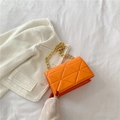 Moderne leuchtend orangefarbene Umhängetasche mit geometrischer Steppung und Goldkette - Orange
