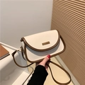 Bolso bandolera vintage crema y marrón oscuro con hebilla metálica dorada elegante - Blanco