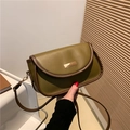 Bolso bandolera retro verde oliva con ribete marrón y hebilla metálica rectangular dorada - Verde