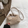 Schicke beige Webpelz-Umhängetasche mit gerafftem Ledergriff und schmalem Schultergurt - Khaki