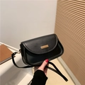 Bolso bandolera minimalista de cuero negro con un cierre metálico rectangular dorado - Negro