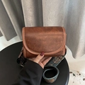 Braune Umhängetasche aus Leder mit breitem Ethno-Gurt und weißen Kontrastnähten im Vintage-Stil - Braun