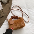 Braune Plüschhandtasche aus Kunstpelz mit gerafften Ledergriffen und Schulterriemen - Braun