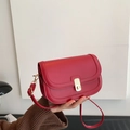 Borsa a tracolla retrò rossa in pelle con fibbia dorata e tracolla sottile elegante - Rosso