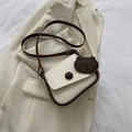 Sac bandoulière beige minimaliste avec bordure marron et breloque ours mignonne - Blanc