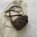 Sac bandoulière en similicuir marron avec boucle ronde et charm ours sur blazer - Marron