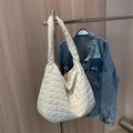 Borsa tote trapuntata bianca di grande capacità con tracolla imbottita morbida - Bianco