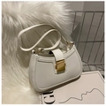 Detalle de bolso de hombro en cuero PU blanco con hebilla de metal dorado sobre piel - Blanco