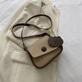 Sac à bandoulière vintage kaki avec bordure marron et breloque ours sur blazer - Kaki