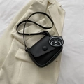 Sac à bandoulière chic en cuir noir avec boucle ronde et charmant pendentif en ours - Noir