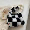 Borsa a tracolla chic in peluche a scacchi bianchi e neri con logo in metallo - Scacchi Nero