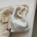 Elegante borsa a tracolla in ecopelliccia bianca con morbida trama e chiusura a calamita - Bianco