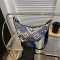 Ethno-Crossbody-Tasche in Halbmondform mit dunkelblauem Jacquard-Gewebe - Blau