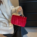 Elegante borsa a tracolla in velluto rosso con catena dorata e trapuntatura verticale - Rosso