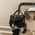 Borsa a mano retrò in pelle nera con fibbia dorata e tracolla ampia con fantasia - Nero