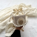 Bolso bandolera de paja beige con margaritas y un elegante asa de perlas grandes - Blanco