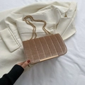 Borsa a tracolla trapuntata in velluto marrone chiaro con catena dorata e finiture - Cachi