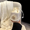 Elegante mini borsa intrecciata avorio con manico di perle e dettaglio maxi margherita - Bianco